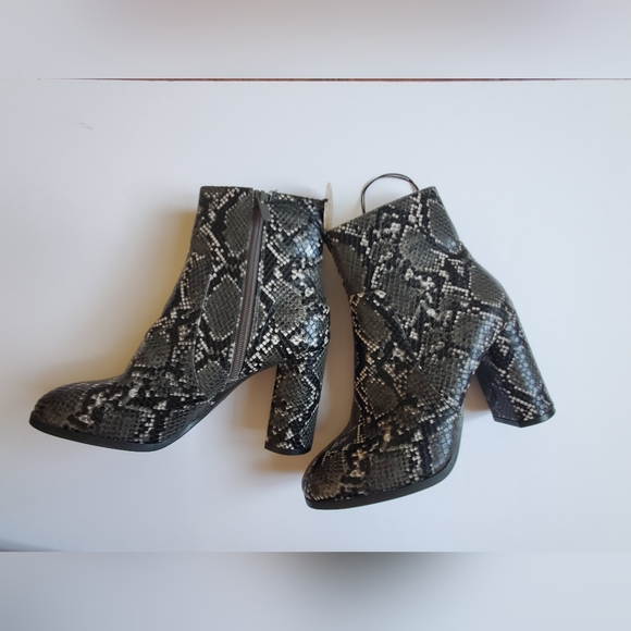 Forever 21 Snake Boots Size 8 NWOT - Picture 2 of 5
